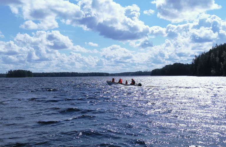 Guided boat trips in Petkeljärvi National Park